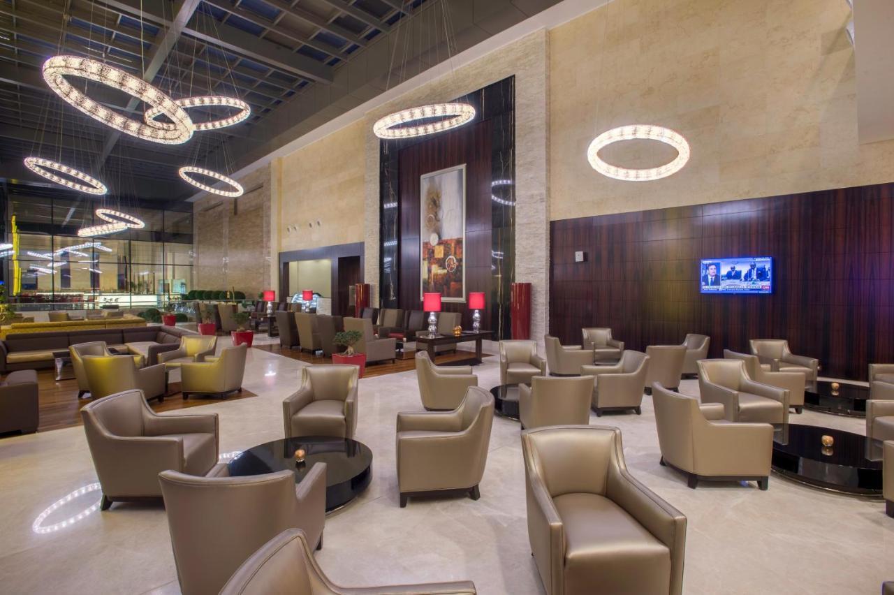 Crowne Plaza Riyadh - Rdc Hotel & Convention By Ihg Dış mekan fotoğraf Business Class lounge at the airport