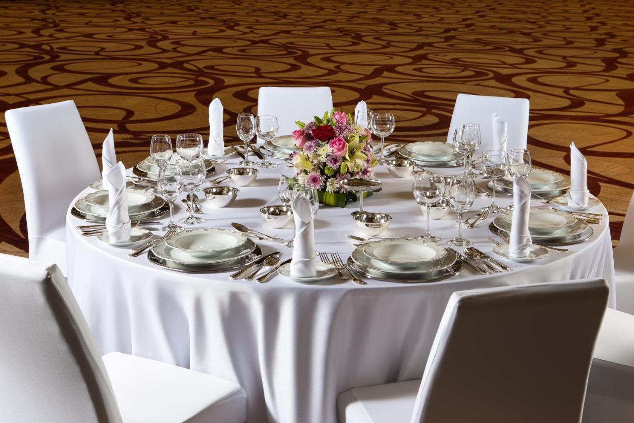Crowne Plaza Riyadh - Rdc Hotel & Convention By Ihg Dış mekan fotoğraf A table set for a formal dinner