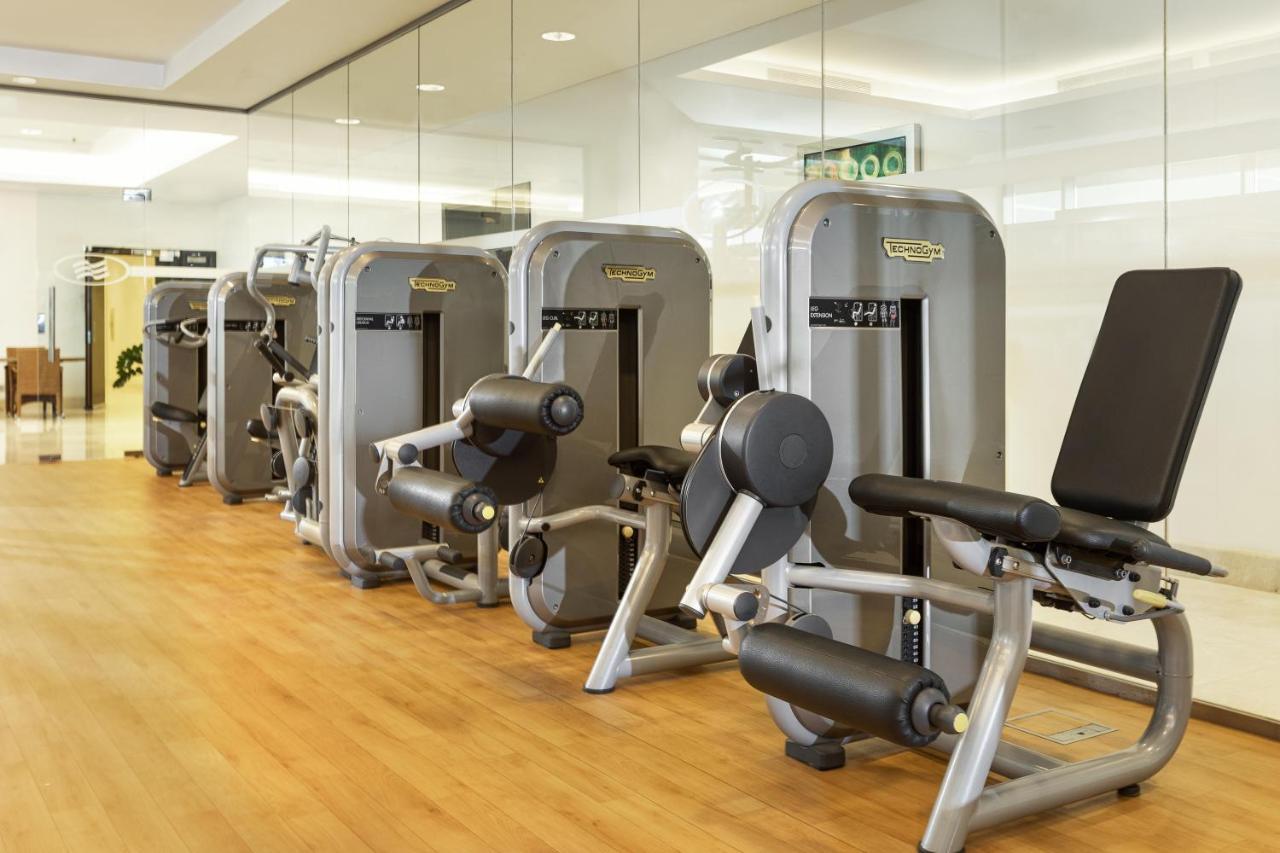 Crowne Plaza Riyadh - Rdc Hotel & Convention By Ihg Dış mekan fotoğraf A row of exercise machines
