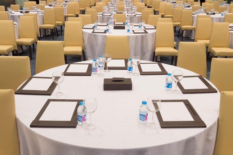 Crowne Plaza Riyadh - Rdc Hotel & Convention By Ihg Dış mekan fotoğraf A table set for a meeting